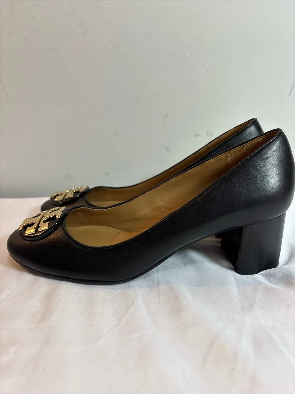 Tory Burch Black Leather Logo Round-Toe with heel  with Gold Emblem